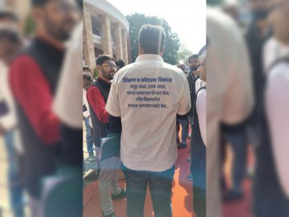 Winter Session Nagpur: Recruit 60,000 teachers; MLA Rohit Pawar drew attention by wearing a t-shirt | ६० हजार शिक्षक भरती करा; आमदार रोहित पवारांनी टी-शर्ट घालून लक्ष वेधलं