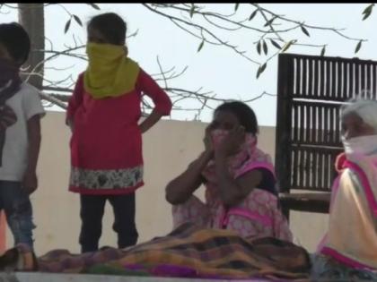 ‘Corona’ infection decimated humanity; Relatives, villagers turn their backs on the funeral | ‘कोरोना’ संसर्गामुळे ओशाळली माणुसकी; अंत्यसंस्कारासाठी नातेवाईक, गावकऱ्यांनी  फिरविली पाठ