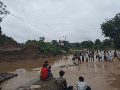 Many houses were damaged due to rain water in Rohana village | रोहणा गावामध्ये अनेकांच्या घरांचे पावसाच्या पाण्यामुळे नुकसान झाले.