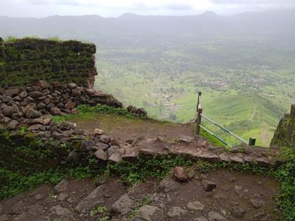 Rohideshwar Fort Trail Reopened; Various organizations, Shiv lovers stoned aside | रोहिडेश्वर किल्ल्यावरील पायवाट पुन्हा खुली; विविध संघटना, शिवप्रेमींनी दगडमाती केली बाजूला