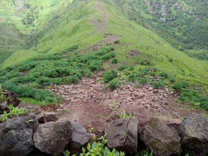 ramparts near the Rohideshwar entrance to the fort collapsed pune latest news | किल्ले रोहिडेश्वर प्रवेशद्वाराजवळील तटबंदी ढासळली, गडावर जाणारी पायावट बंद