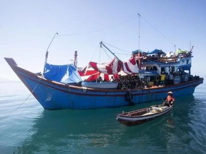 Indonesian people's refuse to about 140 Rohingya Muslims to let them land did not even allow them to get off the boat | "हे जेथे गेले, तेथे अशांतता..."; इंडोनेशियातील लोकांचा रोहिंग्या मुस्लिमांना विरोध, बोटीतून उतरूही दिलं नाही