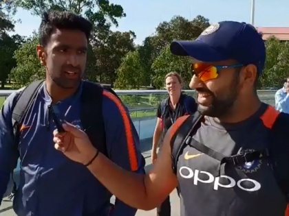 India vs Australia 1st Test : Rohit Sharma & R. Ashwin surprise fans on the streets of Adelaide | IND vs AUS 1st Test : रोहित, अश्विन रस्त्यावर उतरले अन् सगळे पाहातच राहिले!