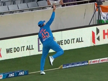Ind vs NZ, 1st T20: Rohit Sharma becomes Superman; Catch in one hand caught in the air | Ind vs NZ, 1st T20 : रोहित शर्मा बनला सुपरमॅन; हवेत पकडली एका हातात कॅच