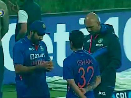 Rohit Sharma angry on Mumbai Indians most expensive cricketer Ishan Kishan after 1st T20 Guides him India vs West Indies | Rohit Sharma Ishan Kishan Viral Photo : Mumbai Indiansने १५.२५ कोटींना विकत घेतलेल्या इशान किशनची रोहित शर्माने सामना संपल्यावर मैदानातच घेतली शाळा, फोटो व्हायरल (Ind vs WI 1st T20)