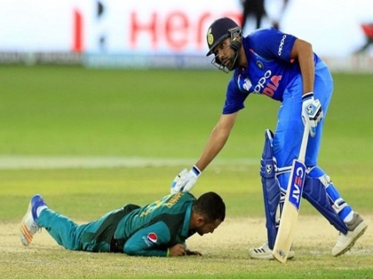 IND vs WI 4th ​​ODI: Pakistan fall down in front of Rohit Sharma | IND vs WI 4th ODI : पाकिस्तानच्या खेळाडूने घातले होते रोहित शर्मापुढे लोटांगण
