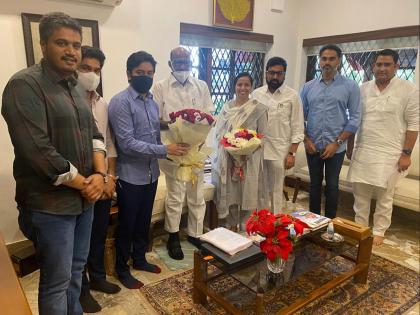 rohit pawar and other ncp mla meet sharad pawar in mumbai shared photo on twitter | महाविकास आघाडीच्या नेत्यांनी घेतली शरद पवारांची भेट; राजकीय चर्चांना उधाण, कारण गुलदस्त्यात