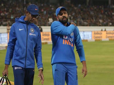 Ind Vs NZ: India's big shock, Rohit Sharma leaves the field due to injury | Ind Vs NZ : भारताला मोठा धक्का, दुखापतीमुळे रोहित शर्माने सोडले मैदान