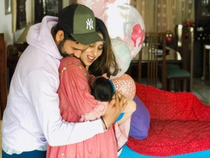 India vs Australia : Rohit Sharma ask Rishabh Panti for baby sitting | रोहित शर्माला हवाय 'बेबी सीटर'; रिषभ पंतची ट्विटरवरून उडवली टर