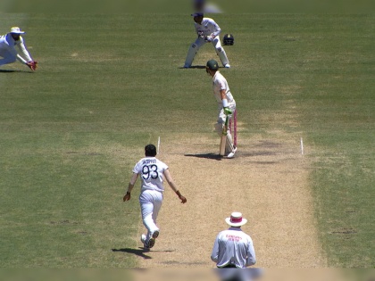 India vs Australia, 3rd Test Day 4 : Third catch dropped off Jasprit Bumrah's bowling this morning; Rohit Sharma spills one at first slip | India vs Australia, 3rd Test : रोहित तू पण!; जसप्रीत बुमराहचे दुर्दैव, भारतीय खेळाडूंनी सोडले चार सोपे झेल Video