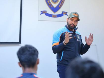 Rohit Sharma sharing his experiences with the U-19 Indian team at NCA, Injured Rohit Sharma and Ravindra Jadeja at NCA to regain fitness | मान गए उस्ताद!; दुखापतीतून सावरण्यासाठी NCA मध्ये गेलेल्या रोहित शर्माची मन जिंकणारी कृती, भारताचे भविष्य उज्ज्वल