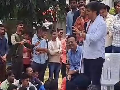 NCP Rohit Pawar, Until your dispute resolved; young man spoke clearly to Rohit Pawar | जोपर्यंत तुमची आपापसातली भांडणं मिटणार नाहीत..; तरूणाने रोहित पवारांना सुनावलं