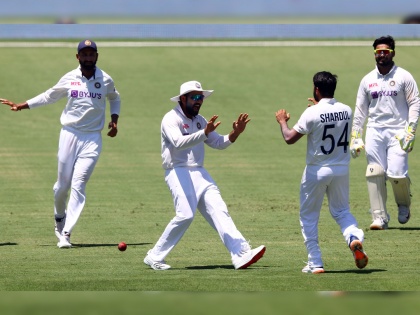 India vs Australia, 4th Test : Shardul Thakur provides breakthrough; sharp catch by Rohit Sharma, Video | India vs Australia, 4th Test : रोहित शर्मानं घेतली भारी कॅच; शार्दूल ठाकूरनं दिले धक्क्यांवर धक्के, Video