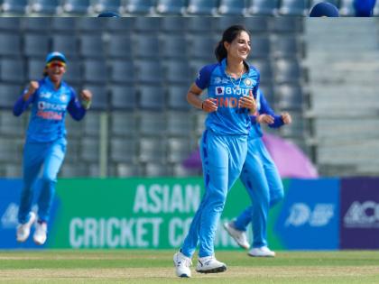 IND vs SL Asia Cup Final : India needs 66 runs to win the Women's Asia Cup 2022, fantastic bowling performance led by Renuka Singh  | IND vs SL Asia Cup Final : भारतीय महिलांनी आशिया चषक विजयाचा पाया रचला, श्रीलंकेला ६५ धावांवर रोखले