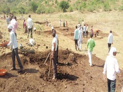 The support of Rohyo works in the hands of laborers | पावसाची दांडी; मजुरांच्या हाताला ‘रोहयो’ कामांचा आधार!