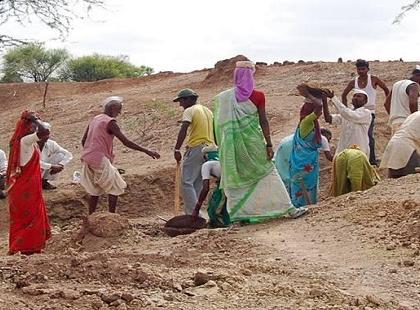 Demand to start MGNREGA works | मनरेगाची कामे सुरू करण्याची मागणी