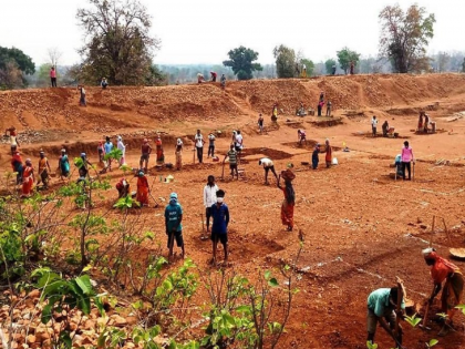 Due to the rain, the work of mgnrega in Latur district has decreased! | पावसामुळे लातूर जिल्ह्यात मग्रारोहयोची कामे घटली !