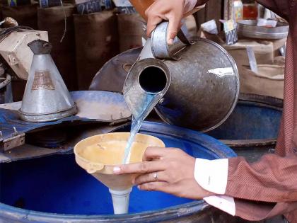 Mumbai ration stores sell thinner in the name of kerosene is directed towards consumers | मुंबई : रॉकेलच्या नावावर ‘थीनर’चा बाजार, ग्राहकांची केली जातेय दिशाभूल