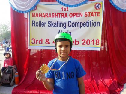 Two gold medal in the state-level roller skating competition | राज्यस्तरीय रोलर स्केटिंग स्पर्धेत अकोल्याच्या पुष्कर झटालेला दोन सूवर्ण