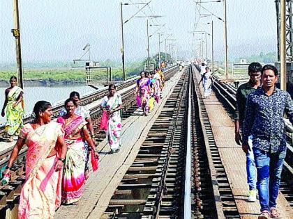 How long is the life-threatening journey through the trains? | रुळांमधून जीवघेणा प्रवास किती काळ?