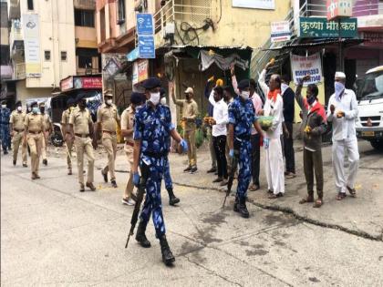 Police Root march on Sinhagad road to fight against Corona; Citizens salute by announcing 'Bharat Mata Ki Jai' | कोरोनाविरुद्धच्या लढाईसाठी सिंहगड रस्त्यावर पोलिसांचे संचलन;‘भारत माता की जय’घोषणा देत नागरिकांकडून 'सॅल्यूट'