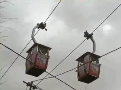 Madhya Pradesh| Ropeway trolleys hanging in air for two hours in storm, 80 people stuck | मध्ये प्रदेशच्या मेहरमध्ये मोठा अनर्थ टळला, रोपवेमध्ये अडकले 80 भाविक; असा वाचला जीव