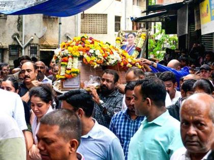Ahmedabad plane crash, Hundreds join cabin crew member Roshni Songhare funeral | Air India Plane Crash: एअर होस्टेस रोशनीच्या पार्थिवावर शोकाकुल वातावरणात अंत्यसंस्कार! Ahmedabad plane crash, Hundreds join cabin crew member Roshni Songhare funeral | Air India Plane Crash: एअर होस्टेस रोशनीच्या पार्थिवावर शोकाकुल वातावरणात अंत्यसंस्कार!