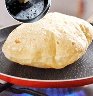 लोखंडी तव्यावर पोळ्या जळतात? 'या' पद्धतीने तवा स्वच्छ करा- पोळ्या जळणार नाहीत..