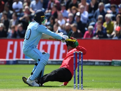 ICC World Cup 2019 :That's a new way to celebrate a World Cup hundred, Jason Roy First time tackled an umpire | ICC World Cup 2019 : शतकाच्या आनंदात जेसन रॉयनं पंचांना मारली ढुशी, Video
