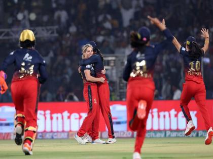 WPL Final, DC vs RCB Live Updates in marathi Delhi Capitals have given Royal Challengers Bangalore a target of 114 runs to win Sophie Molineux took 3 wickets and Shreyanka Patil took 4 wickets while Sobhana Asha took 2 wickets | WPL Final Live: RCB ला ट्रॉफी जिंकण्याची संधी; दिल्ली चीतपट, स्मृतीच्या संघासमोर सोपं आव्हान