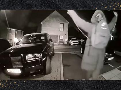 rolls royce 15 crore car thieves drive off within 30 seconds viral Video | Video - 30 सेकंदात चोरली तब्बल 15 कोटींची Rolls Royce; चावी म्हणून वापरला अँटीना अन्...