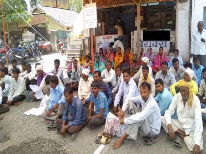 Fasting in front of the Panchayat Samiti office of Rojwa Plot Gramastha | रोझवा प्लॉट ग्रामस्थांचे पंचायत समिती कार्यालयासमोर उपोषण