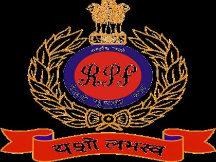 Return valuables from RPF 'to theirs'; 51:13 lakhs material reached the original owner | आरपीएफकडून मौल्यवान चिजवस्तू 'ज्यांच्या त्यांना' परत; ५१:१३ लाखांचे साहित्य पोहचले मूळ मालकाकडे 