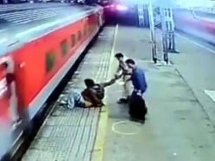 Fell on the track while boarding a running train; The laborer lost two legs | धावत्या रेल्वेत चढताना ट्रॅकवर पडला; बिगारी काम करणाऱ्याने दोन पाय गमावले