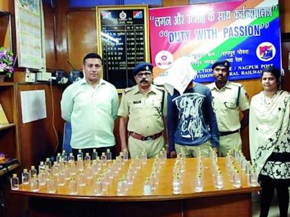 104 bottles of liquor seized at Nagpur railway station | नागपूर रेल्वे स्थानकावर दारूच्या १०४ बॉटल्स जप्त