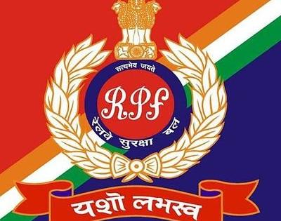 rpf raid in professor colony for illegal railway reservation ticketing | प्रोफेसर कॉलनीत आरपीएफचा छापा