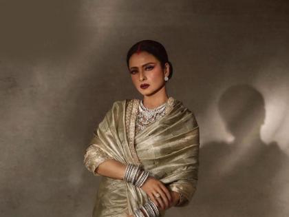 In the very first movie, Rekha gave a 5-minute kissing scene with a 25-year-old elder actor, she was unconscious | पहिल्याच सिनेमात २५ वर्षीय मोठ्या अभिनेत्यासोबत रेखा यांनी दिला होता ५ मिनिटांचा किसिंग सीन, झाल्या होत्या बेशुद्ध