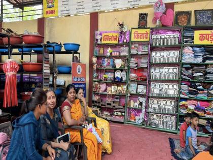 कौतुकास्पद! फक्त १ रुपयांत खरेदी करा; शूज, कपडे, पुस्तके, फर्निचर अन् बरेच काही...