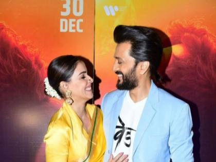 Riteish Deshmukh took Marathmola Ukhana for Genelia, watch the video | Riteish Deshmukhनं जिनिलियासाठी घेतला मराठमोळा उखाणा, पाहा व्हिडीओ