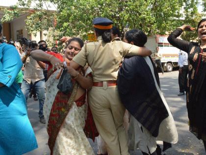 NCP's 'Carrot pelting' movement on BJP's office | भाजपा कार्यालयावर राष्ट्रवादीने केले ‘गाजर फेक’ आंदोलन