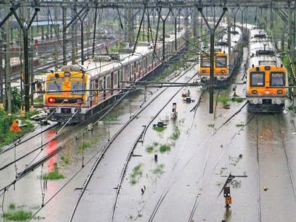 Impact of torrential rains on local services in essential services; West, in, Learn the status of the Harbor Railway | अत्यावश्यक सेवेतील लोकललाही पावसाचा फटका; जाणून घ्या पश्चिम,मध्य अन् हार्बर रेल्वेची स्थिती