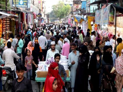 Crowd of people to shop in Meena Bazaar even in hot sun From sandals to clothes all shopping under one roof | भर उन्हातही मीना बाजारात खरेदीसाठी लोकांची गर्दी!चप्पलपासून कपड्यांपर्यंत सर्व खरेदी एकाच छताखाली