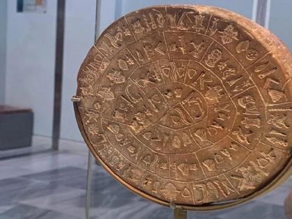 Mysterious phaistos disc minoan palace of phaistos on the island of create myb | खोदकामात सापडलं होतं 4000 वर्ष जुन अनोखं चक्र, आजही त्याच्या रहस्याहून उठला नाही पडदा!