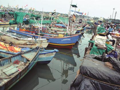 As there are no sailors on the boats, those boats are standing in the harbors | Ratnagiri News: सर्वच खलाशी गावाला पळाले, नौकामालकांचे व्यवहार बुडाले; नौका बंदरातच उभ्या