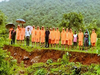 A large part of the Nandivas hill in Chiplun fell, displacing ten families | चिपळुणातील नांदिवसेच्या डोंगराला पडली मोठी भेग, दहा कुटुंबांचे स्थलांतर