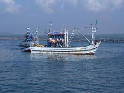 Two boats from Goa were caught in Ratnagiri, The boat is under the custody of Fisheries Department | गोव्यातील दोन नौका रत्नागिरीत पकडल्या, नौका मत्स्य विभागाच्या ताब्यात 