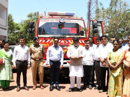 55 lakhs fund procured fire fighting vehicle ready for service; Launched by Industries Minister Samant | ५५ लाखांच्या निधीतून खरेदी केलेले अग्निशामक वाहन सेवेसाठी तत्पर; उद्योगमंत्री सामंत यांच्या हस्ते लोकार्पण