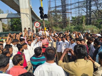 Stop rickshaw pullers in Pune in front of RTO for 1 hour | Video: पुण्यात बघतोय रिक्षावाला संघटनेचा RTO कार्यालयासमोर १ तास रास्ता रोको