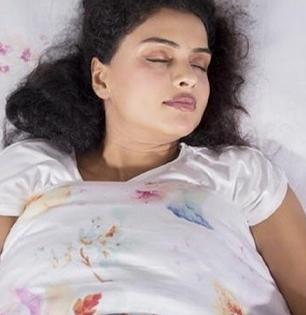 अंथरुणावर पडल्या पडल्या शांत झोप लागेल,जेवणानंतर करा ५ गोष्टी! सकाळी पोटही होईल साफ