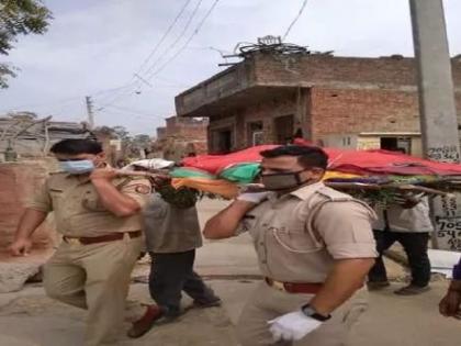 Lockdown : coronavirus in uttar pradesh police came and do last rituals of helpless woman photo viral myb | खाकी वर्दीला सलाम! महिलेचं कोणीही नाही म्हणून पोलीसांनीच दिला खांदा....